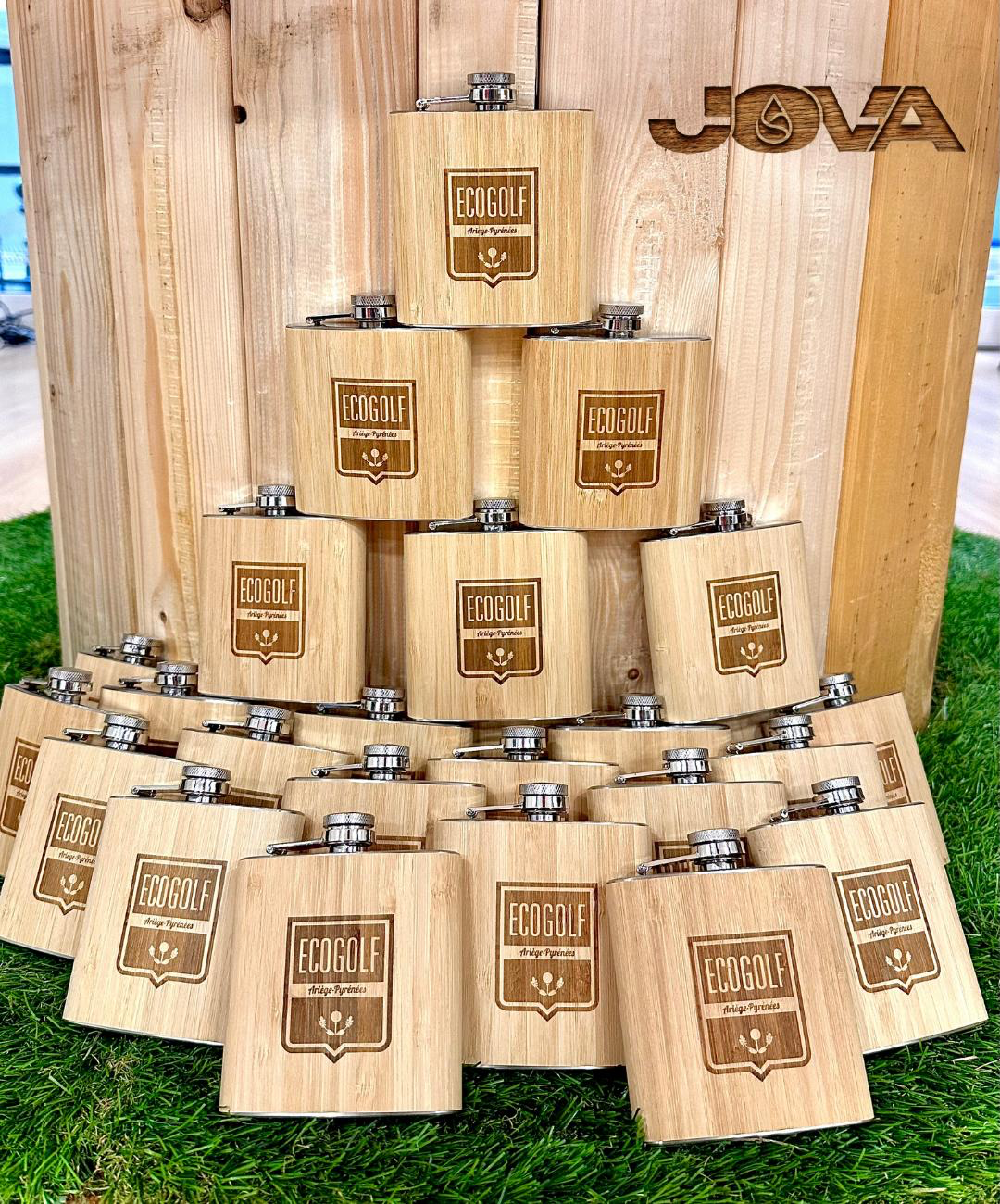 Flasques bambou gravées logo Ecogolf Ariège-Pyrénées dans atelier JOVA